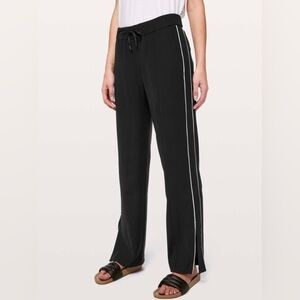 Lululemon On the Right Track Pant in Black /‎ Light Ivory 10